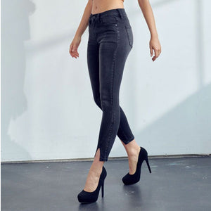 Mid rise ankle, skinny jeans.
9" RISE , 27" INSEAM IN SIZE IN SIZE 5
67% COTTON, 31% POLYESTER, 2% SPANDEX